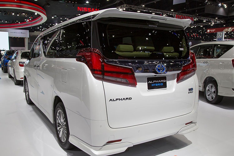 Trong khi đó, Toyota Alphard 3.5 VIP 2018 được trang bị động cơ xăng V6, dung tích 3,5 lít với công suất tối đa 271 mã lực như cũ. Động cơ V6 kết hợp với hộp số tự động 8 cấp mới thay vì 6 cáp như cũ. Trong khi đó, bản 2.5 Hybrid lại sử dụng hộp số biến thiên vô cấp CVT.