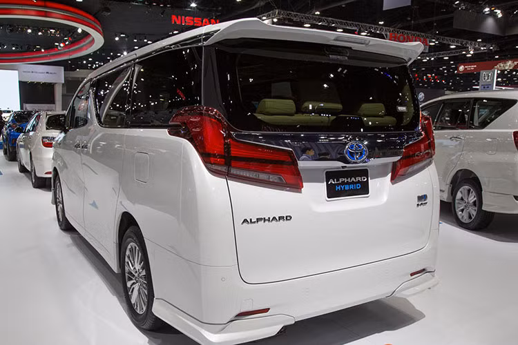 Trong khi đó, Toyota Alphard 3.5 VIP 2018 được trang bị động cơ xăng V6, dung tích 3,5 lít với công suất tối đa 271 mã lực như cũ. Động cơ V6 kết hợp với hộp số tự động 8 cấp mới thay vì 6 cáp như cũ. Trong khi đó, bản 2.5 Hybrid lại sử dụng hộp số biến thiên vô cấp CVT.