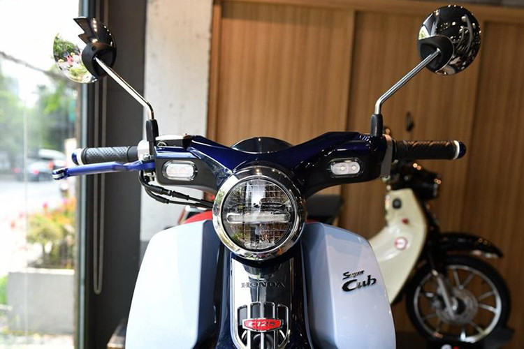 Xe mang bộ cánh màu đen kết hợp với một số chi tiết màu vàng ánh kim. Các trang bị đặc biệt trên xe bao gồm cùm công tắc hai bên, tay lái và ốp chắn xích. Ngoài ra, các chi tiết khác của xe không khác gì so với phiên bản Honda Cub C125 đang được bán ra tại Việt Nam.