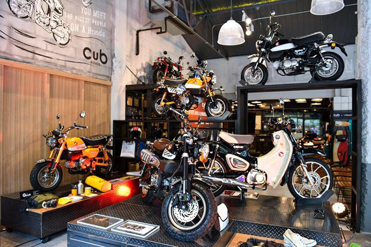 Bản trang bị Honda Cub C125 Gold Eclipse sẽ có số lượng giới hạn 50 xe tại thị trường Thái Lan với giá bán 99.900 Baht (tương đương 73 triệu đồng). Giá xe Honda Cub C125 Blue Twilight được niêm yết ở mức 117.900 Baht (tương đương 86,2 triệu đồng).