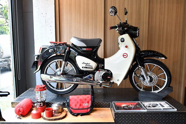 Mẫu xe máy Honda Cub C125 vừa được hồi sinh dựa trên huyền thoại Super Cub của hãng. Mới đây, AP Honda đã bắt tay cùng các nhà sản xuất đồ chơi xe máy của Thái Lan và Honda Nhật Bản để cho ra mắt phiên bản giới hạn Honda Cub C125 2019 Limited Edition.