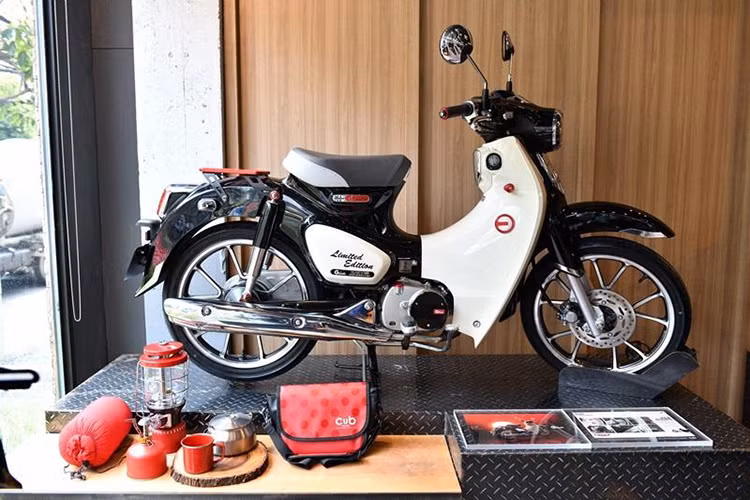Mẫu xe máy Honda Cub C125 vừa được hồi sinh dựa trên huyền thoại Super Cub của hãng. Mới đây, AP Honda đã bắt tay cùng các nhà sản xuất đồ chơi xe máy của Thái Lan và Honda Nhật Bản để cho ra mắt phiên bản giới hạn Honda Cub C125 2019 Limited Edition.