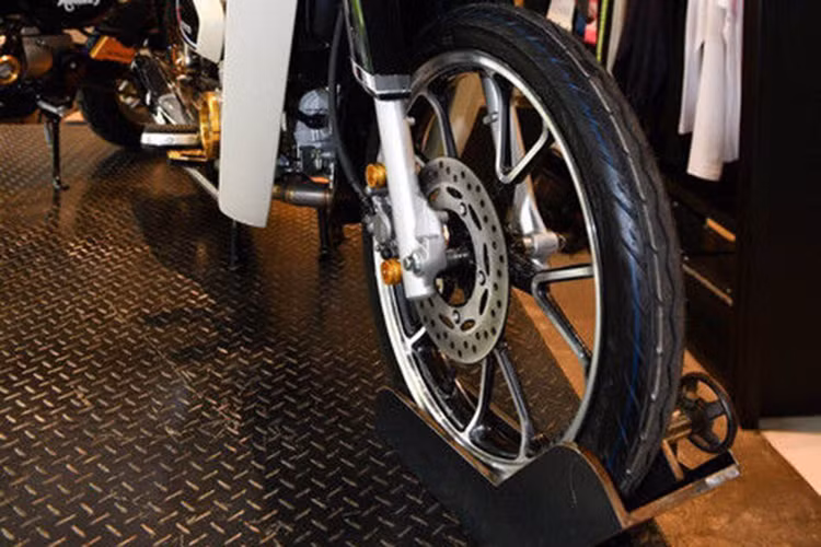 Tiếp đến là Honda Cub C125 Red Rising, sản phẩm hợp tác giữa AP Honda và G-Craft của Nhật Bản. Xe có màu sắc chủ đạo là đen, nổi bật trên đó là các chi tiết màu đỏ và crôm bóng. Cub C125 G-Craft cũng sẽ có số lượng giới hạn là 50 xe với giá bán bằng với bản Gold Eclipse.