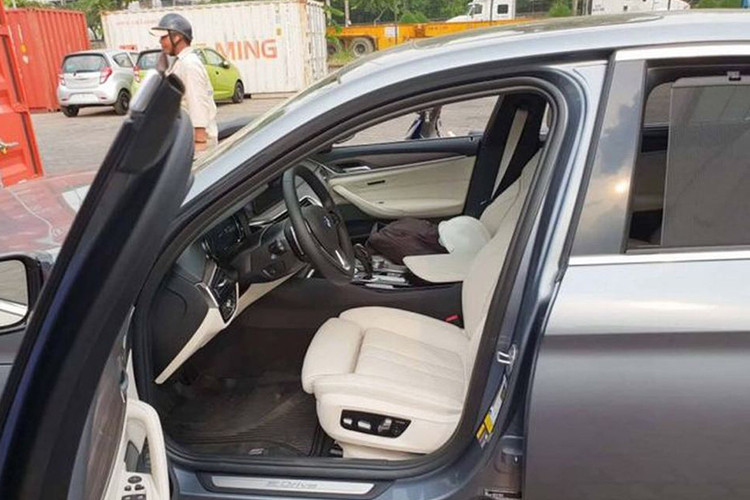 So với hai "người anh em" là 530i và 540i, ngoại hình của mẫu xe BMW 530e 2019 mới chỉ khác biệt khi được trang bị thêm cổng sạc điện ở cạnh vòm bánh xe phía trước bên ghế lái. Với ổ sạc gia đình, khối pin lithium-ion đặt dưới ghế của 530e có thể sạc đầy trong khoảng 5 tiếng.