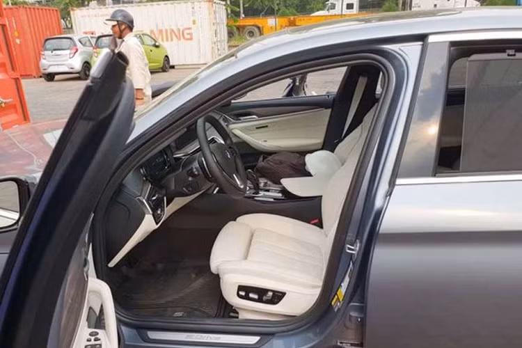 So với hai "người anh em" là 530i và 540i, ngoại hình của mẫu xe BMW 530e 2019 mới chỉ khác biệt khi được trang bị thêm cổng sạc điện ở cạnh vòm bánh xe phía trước bên ghế lái. Với ổ sạc gia đình, khối pin lithium-ion đặt dưới ghế của 530e có thể sạc đầy trong khoảng 5 tiếng.