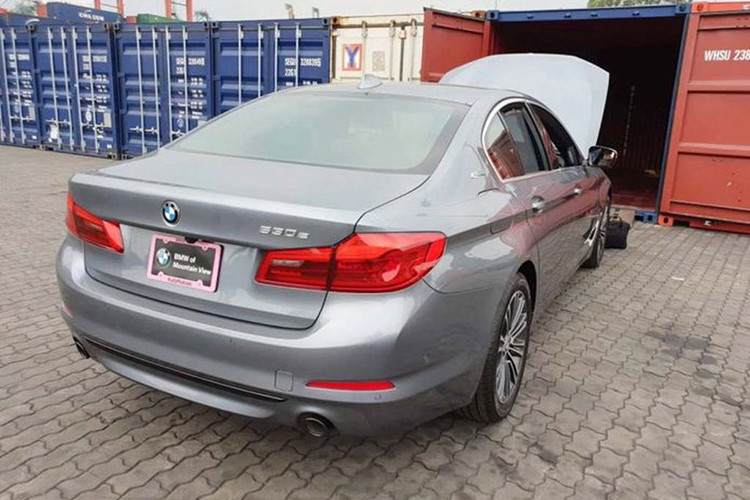 Được áp dụng ngôn ngữ thiết kế mới của BMW, thế hệ thứ 7 của 5 Series, cụ thể là mẫu xe BMW 530e thế hệ mới (G30) được ví như một phiên bản thu nhỏ dòng Xe 7 Series. Những thay đổi ở phần đầu xe cùng với việc áp dụng nhiều đường gân nổi bao quanh thân xe góp phần cải thiện tính khí động học trong thiết kế của mẫu xe này.