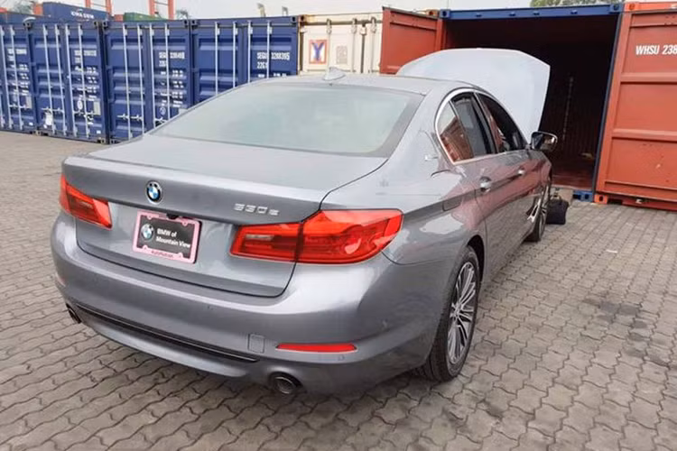 Được áp dụng ngôn ngữ thiết kế mới của BMW, thế hệ thứ 7 của 5 Series, cụ thể là mẫu xe BMW 530e thế hệ mới (G30) được ví như một phiên bản thu nhỏ dòng Xe 7 Series. Những thay đổi ở phần đầu xe cùng với việc áp dụng nhiều đường gân nổi bao quanh thân xe góp phần cải thiện tính khí động học trong thiết kế của mẫu xe này.