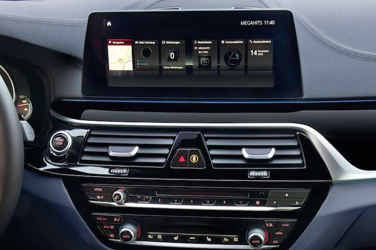 Hệ thống kết nối BMW Connected cũng có trên 530e, cho phép chủ xe tích hợp các thiết bị di động với hệ thống thông tin - giải trí trên xe. Theo đó, có thể truy cập tính năng quan sát 3D và quan sát xung quanh xe (Surround View và 3D View) từ smartphone. Nếu có nhu cầu cao hơn, khách mua xe có thể chọn hệ thống BMW Connected Onboard.