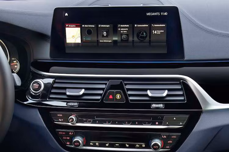 Hệ thống kết nối BMW Connected cũng có trên 530e, cho phép chủ xe tích hợp các thiết bị di động với hệ thống thông tin - giải trí trên xe. Theo đó, có thể truy cập tính năng quan sát 3D và quan sát xung quanh xe (Surround View và 3D View) từ smartphone. Nếu có nhu cầu cao hơn, khách mua xe có thể chọn hệ thống BMW Connected Onboard.