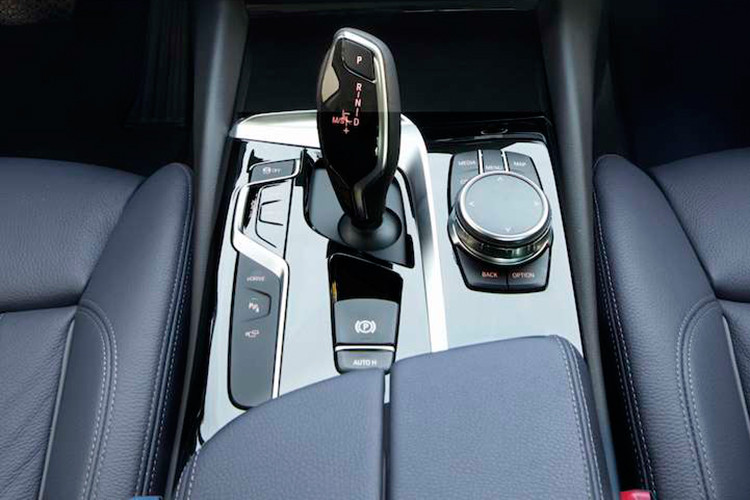 Khối động cơ 4 xy lanh thẳng hàng dung tích 2.0L TwinPower Turbo cho công suất tối đa 184 mã lực, mô men xoắn cực đại 320 Nm. Kết hợp với mô tơ điện sử dụng pin lithium-ion 9,2-kWh cho công suất 95 mã lực và mô men xoắn cực đại 250 Nm, tạo nên tổng công suất khoảng 252 mã lực và mô men xoắn cực đại 420 Nm. Hộp số tự động 8 cấp.