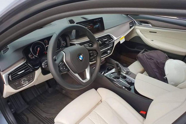 Về nội thất, bậu cửa có tấm ốp gắn đèn phát sáng chữ “eDrive”, nút eDrive như đề cập ở trên và các hiển thị đặc biệt trên cả cụm đồng hồ mà màn hình thông tin trung tâm 10.25 inch. Hiển thị này cũng kết nối với hệ thống iDrive thế hệ mới nhất của BMW và hệ thống điều khiển iDrive.