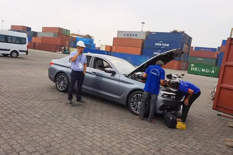 Một chiếc BMW 530e thế hệ mới (G30) xuất hiện tại cảng VICT, HCM. Xe mang biển số của một đại lý BMW tại California (Mỹ). Đây là chiếc xe BMW 5-Series 2019 dùng hệ truyền động plug-in hybrid tiết kiệm nhiên liệu đầu tiên được đưa về thị trường Việt Nam, xe nhập khẩu theo diện tư nhân và đã được thông quan ngay sau đó.