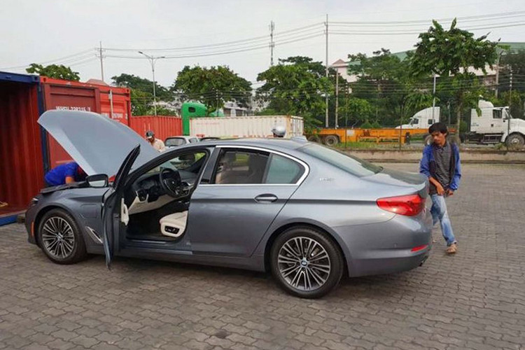 Trước đây, thực chất BMW 5-Series G30 thế hệ mới từng hiện diện ở Việt Nam thông qua 2 chiếc 530i và 540i mang biển số ngoại giao lăn bánh tại Hà Nội, cả hai xe được sử dụng cho Đại sứ quán. Thiết kế ngoại thất xe không khác gì so với chiếc hai chiếc 530i và 540i 2019.