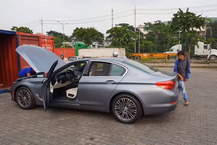 Trước đây, thực chất BMW 5-Series G30 thế hệ mới từng hiện diện ở Việt Nam thông qua 2 chiếc 530i và 540i mang biển số ngoại giao lăn bánh tại Hà Nội, cả hai xe được sử dụng cho Đại sứ quán. Thiết kế ngoại thất xe không khác gì so với chiếc hai chiếc 530i và 540i 2019.