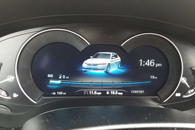 Về các hệ thống an toàn và hỗ trợ tài xế, mẫu xe BMW 530e hoàn toàn mới có hệ thống cảnh báo va chạm quanh xe, cảnh báo chuyển làn, hỗ trợ xe chạy đúng làn có tính năng chống va chạm bên hông chủ động. Khác với các phiên bản cấu hình 530i hay 540i dùng động cơ xăng, 530e vận hành bằng cơ cấu truyền động hybrid kết hợp giữa xăng và điện.