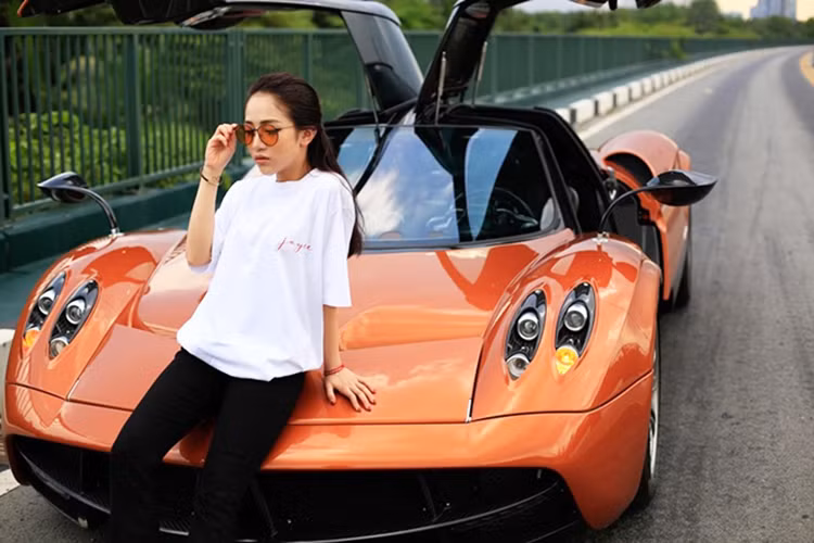 Joyce Pham là tiểu thư con đại gia khét tiếng giới kinh doanh Việt - Phạm Trần Nhật Minh hay còn được gọi với biệt danh đại gia siêu xe Minh Nhựa. Dù được sinh ra trong cảnh "ngậm thìa vàng" nhưng Joyce Pham cũng tự chứng tỏ mình được thừa hưởng "gen" kinh doanh giống người cha doanh nhân của mình khi tự mở thương hiệu thời trang riêng.