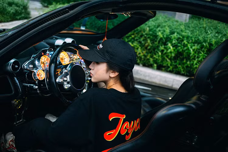 Trong kho đồ của mình, Joyce Pham sở hữu hàng loạt những món hàng xa xỉ như Adidas Yeezy, túi Hermes, ghế Supreme hay chú chuột đồ chơi Bear Brick có giá lên tới vài trăm triệu đồng. Đáng chú ý, ngoài việc đam mê đồ hiệu và thời trang, cô nàng này cũng không hề kém cạnh ông bố siêu xe với tình yêu dành cho "xế hộp".