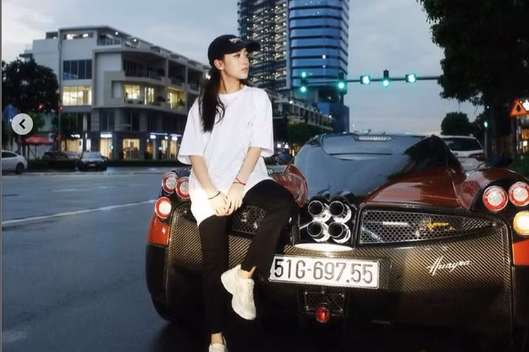 Mặc dù chưa tròn 20 tuổi nhưng Joyce đã khai trương cửa hàng kinh doanh đồ hiệu, gồm quần áo, giày dép và những đồ chơi đắt đỏ tại một con phố trung tâm Sài Gòn. Ngoài việc biết làm kinh doanh, Joyce Pham cũng thực sự làm choáng ngợp giới Rich Kid Việt bằng độ ăn chơi của mình.