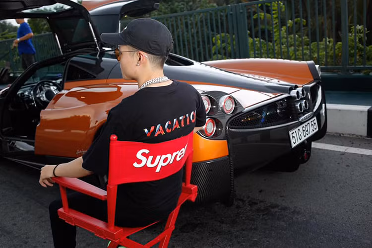 Siêu phẩm Pagani Huayra mang tên "thần gió" của Minh Nhựa được trang bị khối động cơ V12, dung tích 6.0 lít, tăng áp kép do Mercedes-AMG sản xuất. "Trái tim" này giúp Pagani Huayra sản sinh công suất tối đa 720 mã lực và mô-men xoắn cực đại 1.000 Nm.