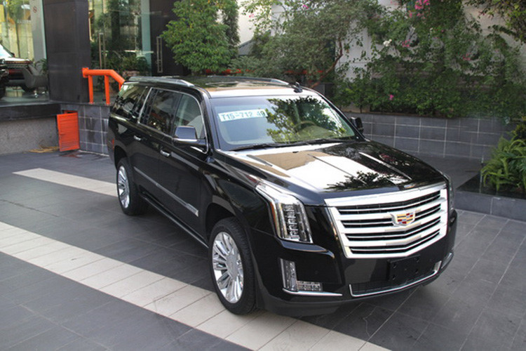 Hiện chưa rõ nam ca sỹ đã phải bỏ ra số tiền bao nhiêu để tậu chiếc Cadillac Escalade này. Trong khi đó, tại thị trường Mỹ, Cadillac Escalade 2018 đời mới nhất có giá khởi điểm từ 74.695 USD (tương đương 1,7 tỷ đồng). Còn tại thị trường Việt Nam, phiên bản cao cấp nhất của mẫu xe này có giá bán dạng "chạy lướt" khoảng 7 tỷ đồng.