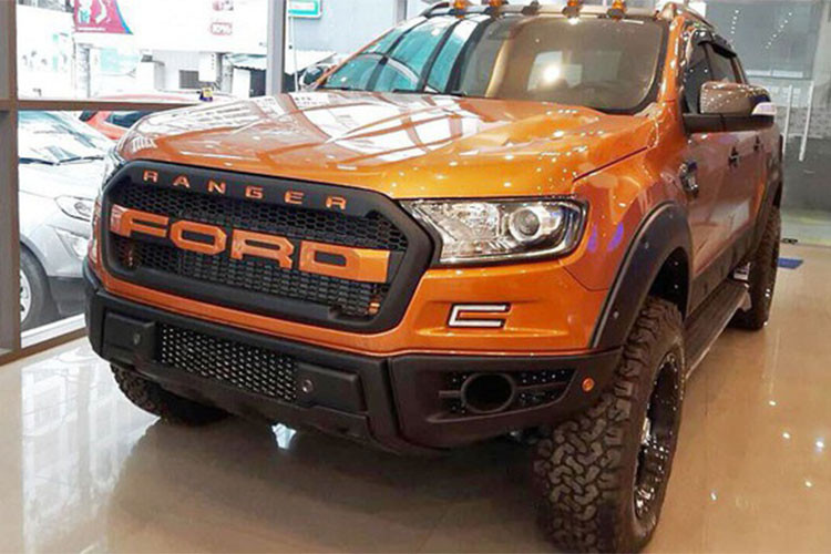 Những chiếc xe bán tải Ford Raptor hoàn toàn mới vẫn chưa chính thức được đưa về Việt Nam, chính vì vậy một đại lý ôtô Ford chính hãng ở TP HCM mới đây đã nâng đời chiếc Ford Ranger lên phiên bản Raptor. Bản độ độc đáo này được phát triển từ phiên bản Wildtrak cao cấp nhất.