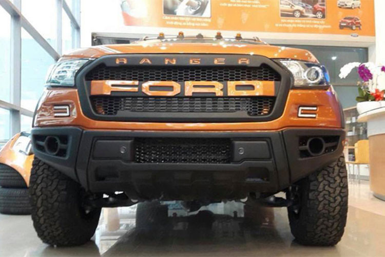 Ford Ranger độ kiểu Raptor đang được bán tại đại lý Ford ở TP HCM với giá khoảng 1,1 tỷ đồng (đã gồm chi phí lăn bánh). Xe sản xuất năm 2017. Lô xe Ford Ranger nhập khẩu Thái Lan năm nay vẫn chưa về đại lý.