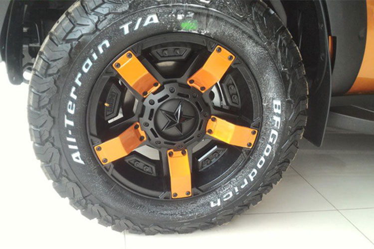 Là hàng độ nên chiếc Ford Ranger Wildtrak độ này chưa "dữ" bằng phiên bản Ranger Raptor chuẩn. Trong ảnh là bộ vành 5 chấu cùng tông màu với thân xe và được sử dụng lốp tương đương. Các chi tiết thân xe vẫn giữ nguyên theo xe Ford Ranger Wildtrak nguyên bản.