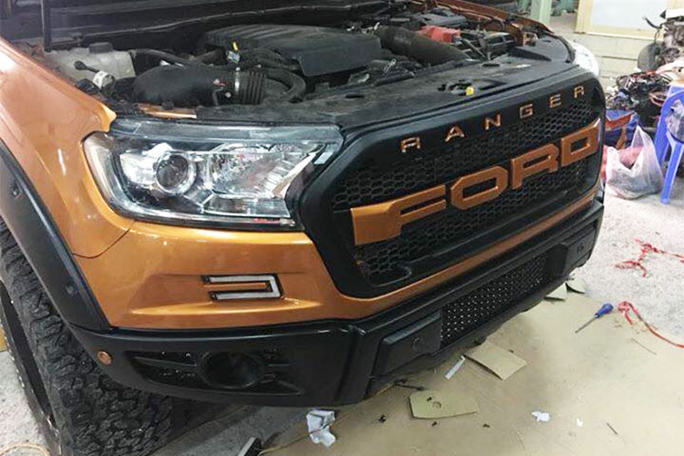 Có thể thấy chiếc bán tải Ford Ranger độ Rapter được làm mới khá cầu kỳ, bao gồm bodykit gầm cao và lưới tản nhiệt lấy cảm hứng từ Raptor. Tuy nhiên nhiều chi tiết của mẫu xe bán tải Ranger nguyên bàn vẫn được giữ lại chứ không thẻ thay thế một cách hoàn toàn "như xịn".