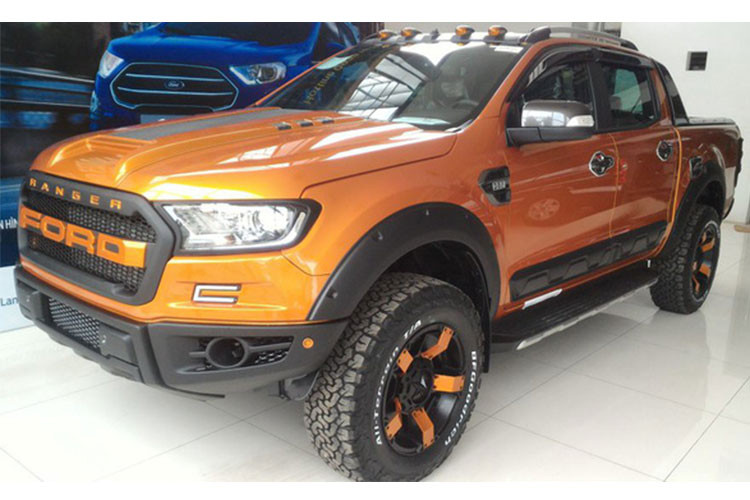 So với động cơ của chiếc Wildtrak, bản Raptor sở hữu khối động cơ mạnh hơn 10 mã lực và 30 Nm mô-men xoắn, trong khi dung tích xy-lanh máy diesel này chỉ 2 lít. Hộp số tự động 10 cấp giống Ford F-150 đời mới.