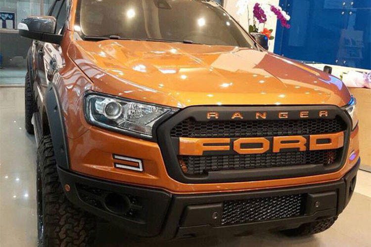 Cuj thể, ở phần đầu xe cụm đèn chiếu sáng chính vẫn được giữ nguyên, còn đèn ban ngày LED dạng chữ C được gắn lên phần cản trước. Điểm trừ nhỏ của bộ kit độ là hốc đèn sương mù trống trơn, không có bóng bên trong như những chiếc xe Ford Raptor hạng xịn.