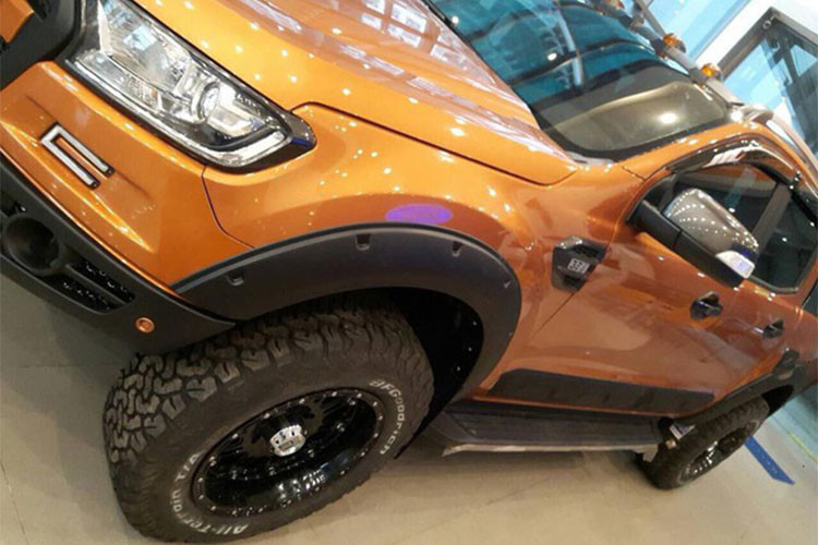 Hông xe được lắp thêm những ốp nhựa ở viền bánh xe và cửa. Bộ bánh xe được thay mới. Vành XD Series 10 chấu kích thước 18 inch được sơn đen bóng, kết hợp lốp BFGoodrich All-Terrain kích thước 285/60R18. Đây là loại lốp mà nhiều tín đồ offroad tại Việt Nam ưa chuộng, bởi đi được trên nhiều địa hình.