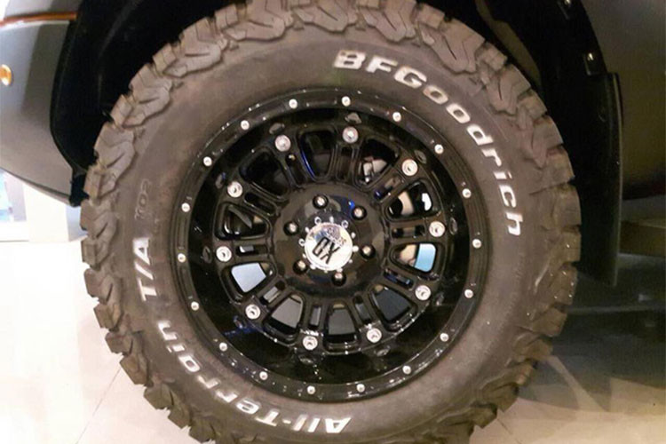 Ngoài các chi tiết độ cho giống với Rapter, bản độ này còn được đại lý thay thế hẳn hệ thống treo 4 bánh để hợp offroad hơn. Theo thông tin từ phía đại lý Ford Việt Nam ở Sài Gòn này thì họ còn cung cấp nhiều tùy chọn vành xe khác nhau theo sở thích khách hàng.