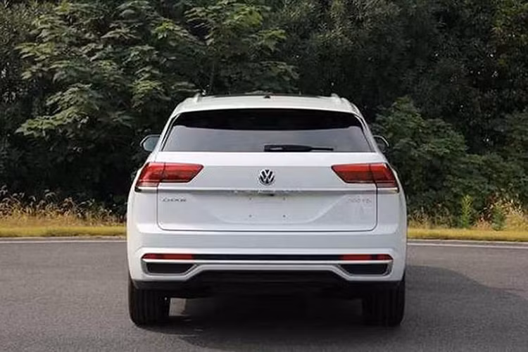 Volkswagen Atlas Cross Sport được trang bị lưới tản nhiệt với những thanh mạ crôm nằm ngang và tạo cảm giác liền mạch cùng đèn pha. Ngay cả đèn pha và cản va của mẫu xe Volkswagen Atlas Cross Sport đều được thay đổi thiết kế. Nhờ đó, những đường nét đặc trưng của một mẫu xe crossover đa dụng đã thay đổi để trông dễ chịu hơn về mặt thẩm mỹ.