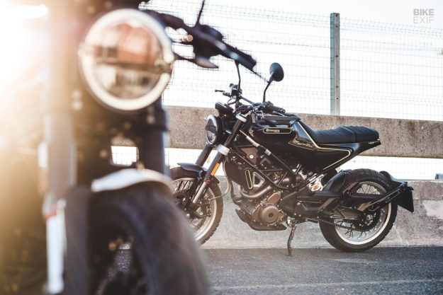 Các trang bị tiêu chuẩn khác của hai mẫu xe này như hệ thống treo WP, bộ vành nan 17 inch ấn tượng và hệ thống đèn pha không có gì khác biệt.