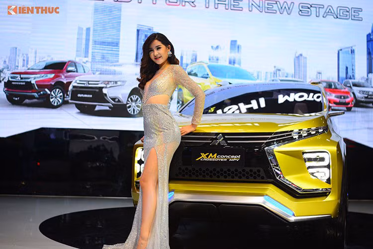 Vừa chạm vào chiếc vương miện 3,2 tỷ, tân Hoa hậu Đại dương Lê Âu Ngân Anh đã phải quay cuồng trong cơn bão lời chê của dư luận. Tuy nhiên điều mà mọi người ít ngờ tới là tân hoa hậu này từng là người mẫu đứng xe chỉ cách ngày đăng quang chưa đầy 3 tháng tại triển lãm ôtô VMS 2017 cùng mẫu xe Mitsubishi XM Concept.