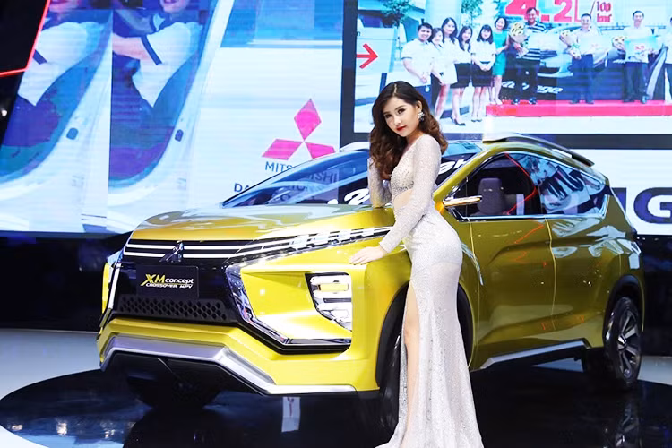 Mitsubishi XM Concept Crossover MPV có thiết kế 3 hàng ghế với 7 chỗ ngồi. Ngoại thất khá thể thao, đậm tính khí động học với các đường gân khỏe khoắn. Phần đầu xe mang lối thiết kế Dynamic Shield. Cụm đèn phía trước nối liền với mặt ca-lăng như hình cánh cung khá đẹp. Cản trước và các hốc đèn rộng cũng là điểm nhấn khác ở phía trước.