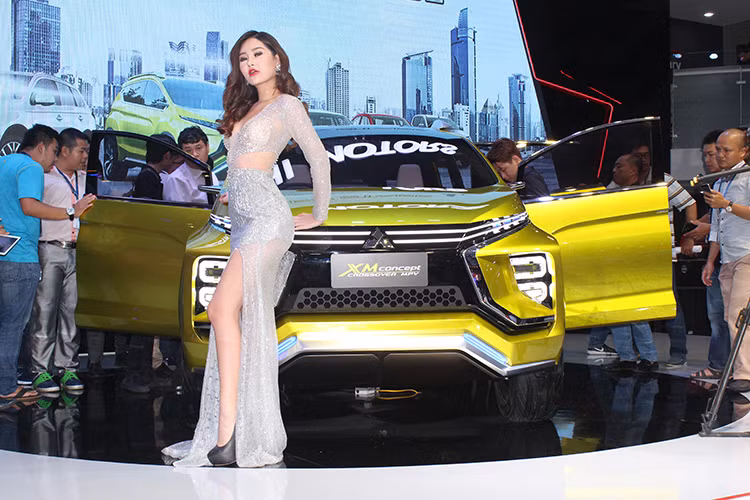 Tại VMS 2017 vừa qua, người đẹp Lê Âu Ngân Anh vừa đăng quang Hoa hậu Đại dương Việt Nam 2017 đã thể hiện được sức quyến rũ trước các tay máy săn ảnh cũng như hàng chục ngàn lượt khách tham quan. Đây cũng được xem là điểm sáng duy nhất của gian hàng Mitsubishi Việt Nam tại thời điểm đó bởi họ gần như không có một mẫu xe mới nào. 