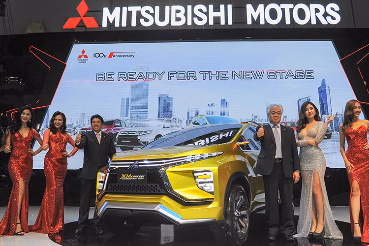 Vô-lăng 3 chấu của xe có đáy phẳng thể thao, cụm đồng hồ phía trước khá trực quan. Với thiết kế lai MPV, không gian của xe tương đối rộng rãi. XM Concept Crossover MPV được trang bị động cơ MIVEC 1.5L kết hợp hộp số sàn 5 cấp hoặc tự động 4 cấp, hệ dẫn động cầu trước.