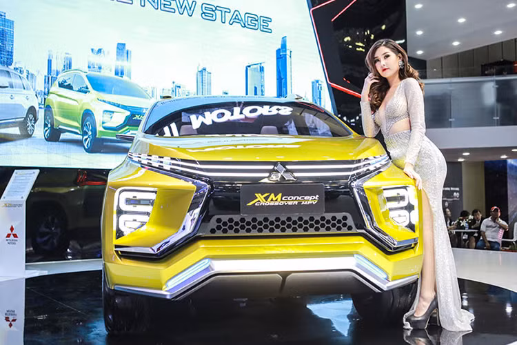 Cụm đèn hậu LED và góc chữ D thiết kế nổi đặc trưng của dòng MPV. Gương chiếu hậu bên ngoài với đèn báo rẽ xi-nhan LED khá nhỏ. Cản sau thiết kế khá thể thao. Mẫu xe có khoảng sáng gầm 205 mm. Bảng điều khiển trung tâm thiết kế đối xứng, khu vực bố trí cần số được nâng cao. Các đường viền bạc tôn thêm sự sang trọng cho không gian nội thất.