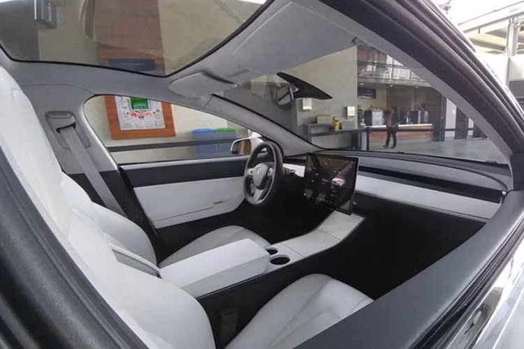 Nếu đúng như vậy, màn hình hiển thị thông tin trên kính chắn gió sẽ là trang bị tiêu chuẩn của Tesla Model 3. Ngoài ra, Tesla Model 3 còn không có nhiều cửa gió như xe bình thường. Theo tin đồn, Tesla Model 3 chỉ có đúng 1 cửa gió được tích hợp vào bảng táp-lô và rất khó phát hiện.