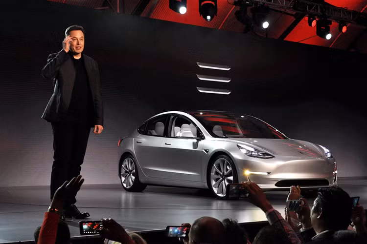 Hiện hãng xe ôtô điện Tesla vẫn chưa công bố nhiều thông số chính thức của Model 3. Tuy nhiên theo những thông tin trước đó, Tesla Model 3 sẽ được trang bị hệ dẫn động cầu sau tiêu chuẩn. Trong tương lai, Tesla Model 3 sẽ có cả phiên bản dẫn động 4 bánh và sử dụng 2 mô-tơ điện.