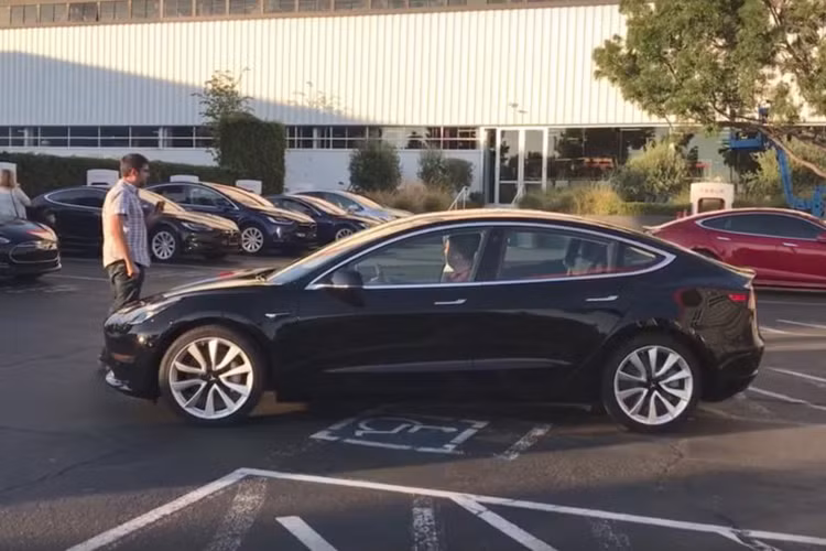 Bên trong Tesla Model 3, không hề có bảng đồng hồ nằm sau vô lăng như những dòng xe thông thường. Thay vào đó, chỉ có vô lăng 3 chấu và màn hình cỡ lớn nằm ngang trên bảng táp-lô. Có vẻ như người lái Tesla Model 3 sẽ chủ yếu dựa vào những thông tin được hiển thị trên màn hình HUD.