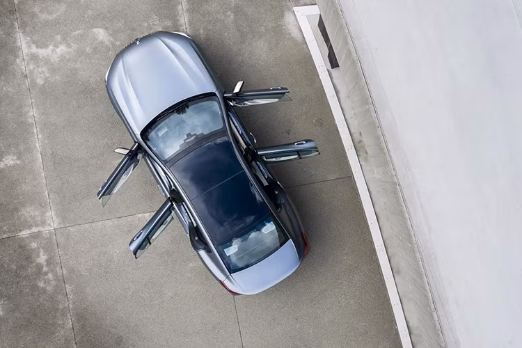 Xe sở hữu gói trang bị M Sport, xe đi kèm với khe hút gió cỡ lớn, mâm M 19 inch, phanh M Sport, ghế đa chức năng, vô lăng bọc da M. Ở phiên bản M850i xDrive Gran Coupe mở rộng “đồ chơi” hơn với mâm M 20 inch đi cùng lốp hiệu suất cao, phanh M Sport được thiết kế đặc biệt,...