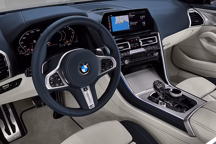 Nội thất xe hiện đại và nổi bật với khoang lái kỹ thuật số BMW Live Cockpit bao gồm hai màn hình: hỗ trợ lái kỹ thuật số kích thước 12,3 inch và màn hình thông tin giải trí 10,25 inch. Những điểm nổi bật khác bao gồm bộ ghế thể thao phía trước được sưởi ấm, nội thất sử dụng vật liệu da cao cấp và vải Alcantara, trang bị đèn trang trí nội thất, cần số và núm xoay điều khiển hệ thống iDrive pha lê “Crafted Clarity”.
