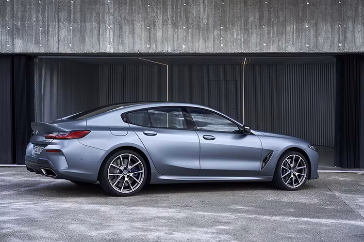 Biến thể Gran Coupe đã mở rộng dòng sản phẩm BMW 8 Series hoàn toàn mới. Dòng xe này sẽ thay thế vị trí của 6 Series Gran Coupe để cạnh tranh trực tiếp với các đối thủ đồng hương như: Mercedes-Benz CLS thậm chí AMG GT 4-Door, Audi A7 hay Porsche Panamera.