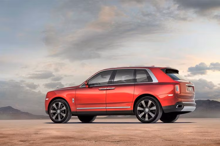 Cullinan được đặt theo viên kim cương 3.106 carat đẹp không tì vết nằm trên vương viện Crown Jewels của Nữ hoàng Anh. Viên kim cương Cullinan Diamond đã từng được tìm thấy trong mỏ đá quý ở Nam Phi vào năm 1905, chỉ 1 năm trước khi thương hiệu xe sang Rolls-Royce ra đời.