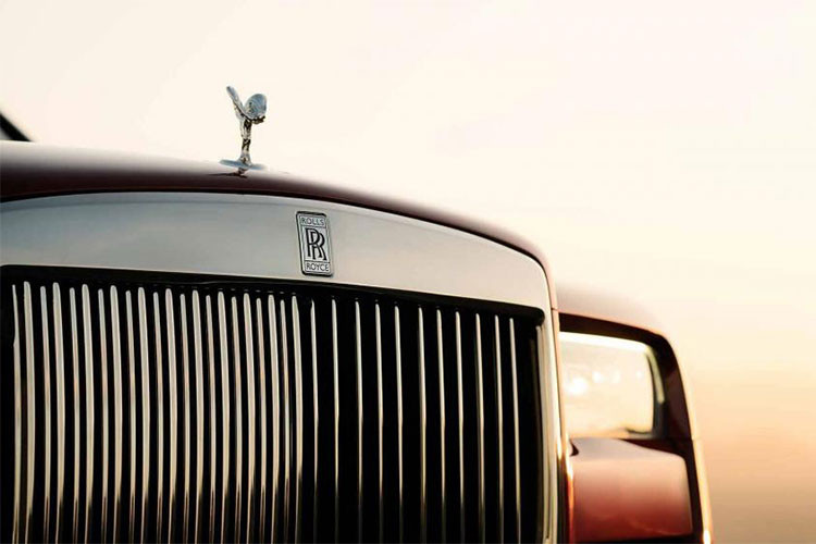 Rolls-Royce Cullinan được trang bị cụm đèn pha hình chữ nhật không hầm hố như loại trên Phantom 2018, nhưng được thiết kế theo phong cách vuông vắn hơn. Bên trên đèn pha, phần gờ của nắp capô không được thiết kế mượt mà, nhiều đường cong như Rolls-Royce Phantom 2018.