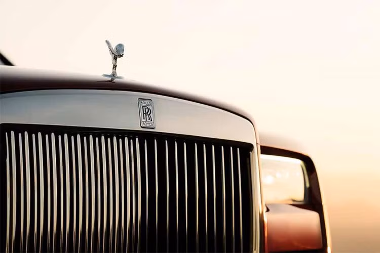 Rolls-Royce Cullinan được trang bị cụm đèn pha hình chữ nhật không hầm hố như loại trên Phantom 2018, nhưng được thiết kế theo phong cách vuông vắn hơn. Bên trên đèn pha, phần gờ của nắp capô không được thiết kế mượt mà, nhiều đường cong như Rolls-Royce Phantom 2018.