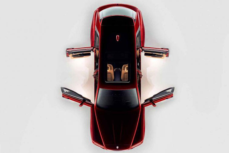 Để cạnh tranh với Bentley Bentayga, Rolls-Royce sẽ sử dụng động cơ tăng áp V12 trên Cullinan, dung tích 6,75 lít, cho công suất tối đa 563 mã lực và mô-men xoắn cực đại 850 Nm. Hộp số tự động 8 cấp. Xe được xây dựng trên kết cấu khung gầm bằng nhôm và hệ dẫn động bốn bánh.