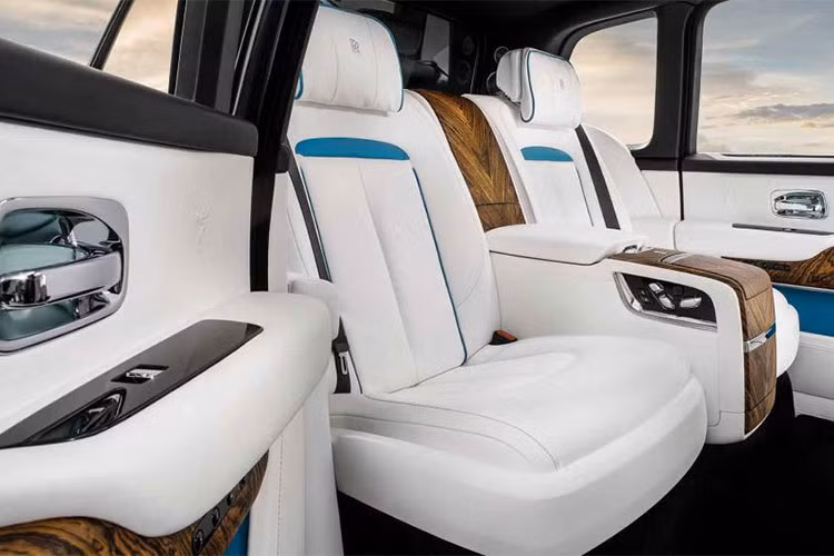 Mẫu SUV siêu sang Rolls-Royce Cullinan 2019 cũng mang đầy mình các công nghệ hiện địa bao gồm; màn hình cảm ứng giải trí trước và sau, 5 cổng USB sạc các thiết bị điện tử. Trong khi đó, hệ thống sạc không dây trong khoang lái sẽ phục vụ điện thoại thông minh của khách hàng. Cuối cùng là hệ thống định vị và WiFi trong xe...
